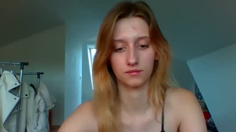 Snapshot of luna_xsensual chatting on 12.04.24 L U N A online show from 12.04.24