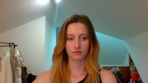 Snapshot of luna_xsensual chatting on 12.27.24 L U N A online show from 12.27.24