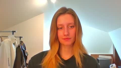 Snapshot of luna_xsensual chatting on 02.26.25 L U N A online show from 02.26.25