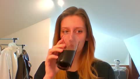 Snapshot of luna_xsensual chatting on 03.05.25 L U N A online show from 03.05.25