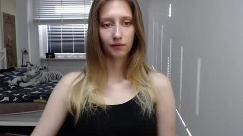 Snapshot of luna_xsensual chatting on 09.10.25 L U N A online show from 09.10.25