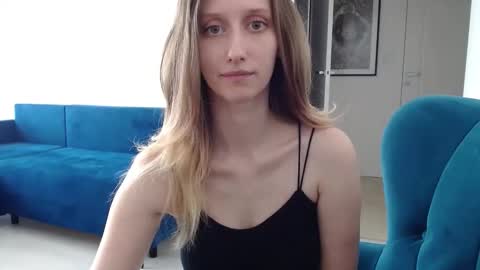 Snapshot of luna_xsensual chatting on 09.17.25 L U N A online show from 09.17.25