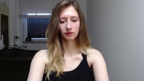 Snapshot of luna_xsensual chatting on 09.22.25 L U N A online show from 09.22.25