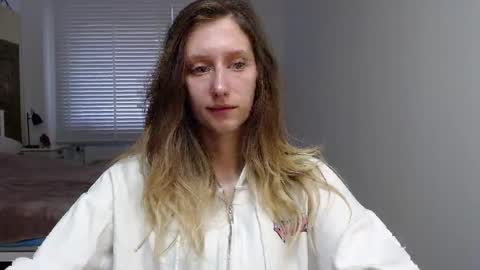 Snapshot of luna_xsensual chatting on 10.06.25 L U N A online show from 10.06.25