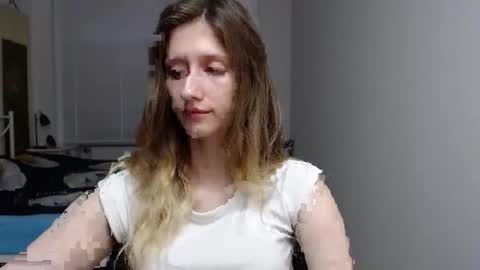 Snapshot of luna_xsensual chatting on 10.09.25 L U N A online show from 10.09.25