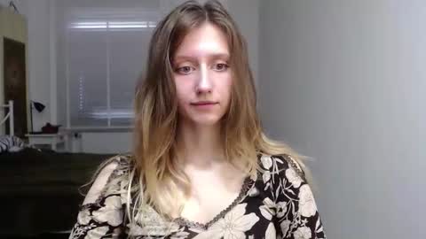 Snapshot of luna_xsensual chatting on 10.22.25 L U N A online show from 10.22.25