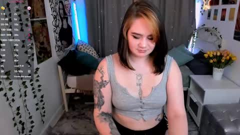 Snapshot of lunaali chatting on 11.06.25 Li online show from 11.06.25