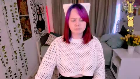 Snapshot of lunaali chatting on 11.23.25 Li online show from 11.23.25