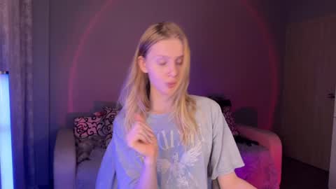 Snapshot of lunacyy chatting on 09.08.25 Britney online show from 09.08.25