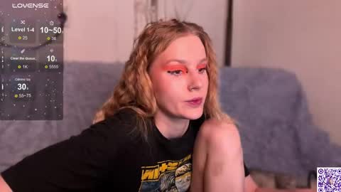 Snapshot of lunacyy chatting on 10.25.25 Britney online show from 10.25.25