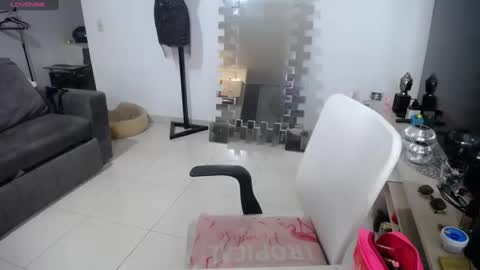 Snapshot of lunagardners chatting on 09.19.25 lunagardners online show from 09.19.25