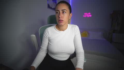 Snapshot of lunaink_ chatting on 11.05.25 Laura online show from 11.05.25