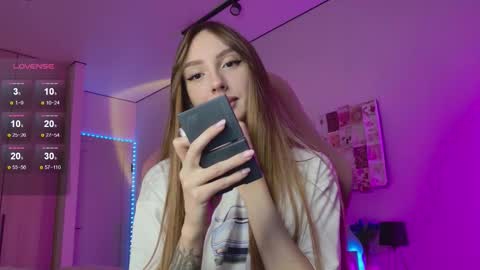 Snapshot of lunainnk chatting on 10.05.25 Luna online show from 10.05.25