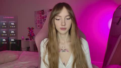 Snapshot of lunainnk chatting on 10.06.25 Luna online show from 10.06.25