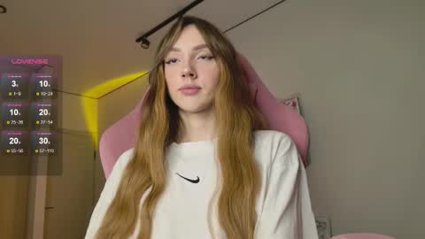 Snapshot of lunainnk chatting on 10.11.25 Luna online show from 10.11.25