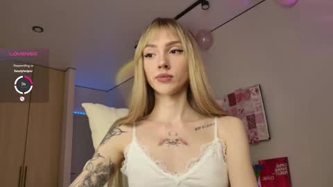 Snapshot of lunainnk chatting on 12.04.25 Luna online show from 12.04.25