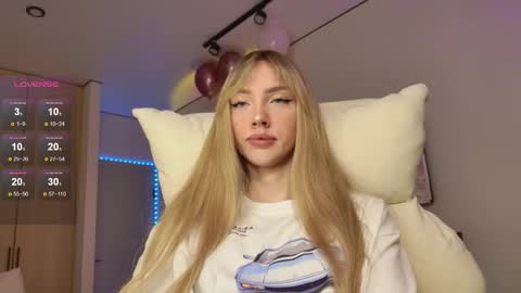 Snapshot of lunainnk chatting on 12.05.25 Luna online show from 12.05.25