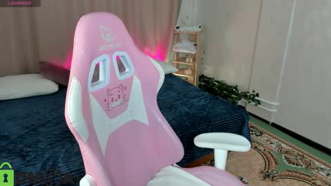 Snapshot of lunakown chatting on 12.02.25 Varvara online show from 12.02.25