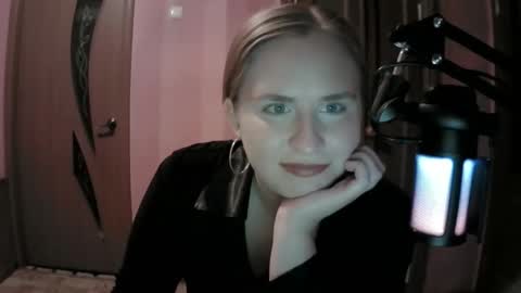 Snapshot of lunamystique_ chatting on 10.01.25 lunamystique_ online show from 10.01.25