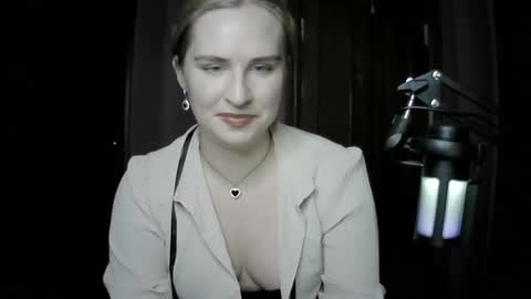 lunamystique_ online show from 10.16.25