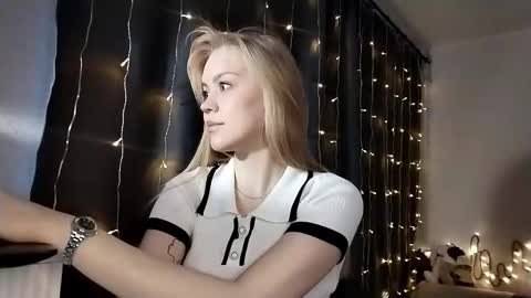 Snapshot of lunapeony chatting on 12.05.25 lunapeony online show from 12.05.25