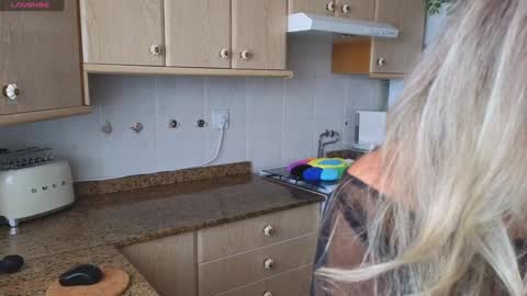 Snapshot of lunary_mix chatting on 12.20.24 Luna online show from 12.20.24