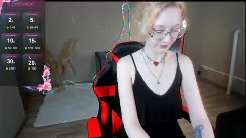 Snapshot of lunaterry chatting on 07.31.26 lunaterry online show from 07.31.26