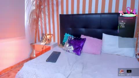 Snapshot of lunatoledo chatting on 11.27.25 Luna Toledo online show from 11.27.25