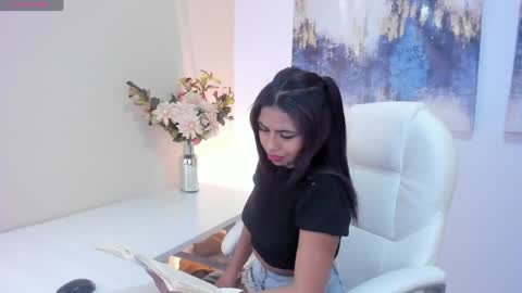 lunavelvet__ online show from 04.18.26