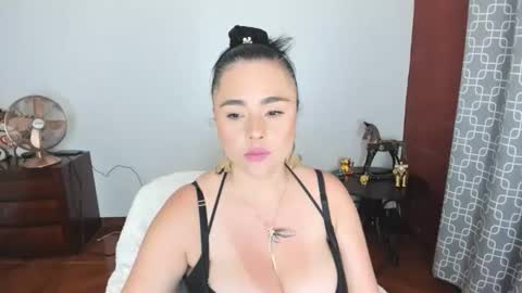 Snapshot of luscious86 chatting on 05.25.26 PAULINA online show from 05.25.26