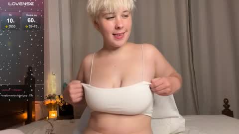 Snapshot of luuuviii chatting on 03.30.26 Sofa online show from 03.30.26