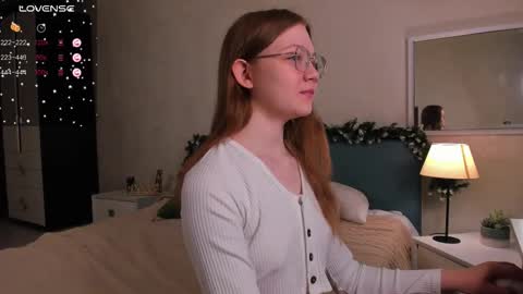 Snapshot of luv_tessa chatting on 12.20.25 Tessa online show from 12.20.25