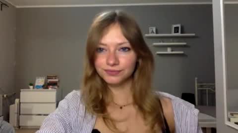 Snapshot of lux_millie chatting on 12.20.25 Millie online show from 12.20.25