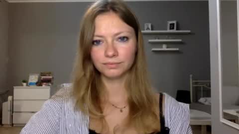 Snapshot of lux_millie chatting on 12.21.25 Millie online show from 12.21.25