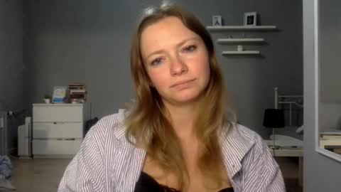 Snapshot of lux_millie chatting on 12.22.25 Millie online show from 12.22.25