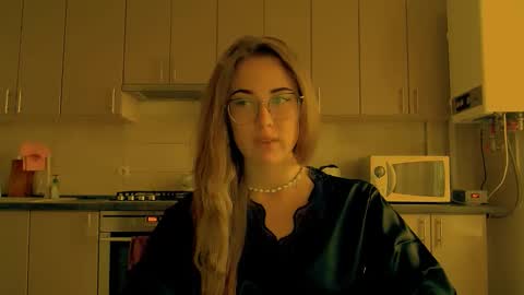 Snapshot of luxie_queen chatting on 09.12.25 Katie online show from 09.12.25