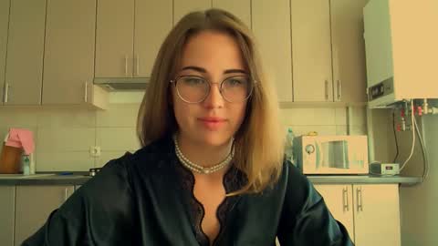 Snapshot of luxie_queen chatting on 09.21.25 Katie online show from 09.21.25