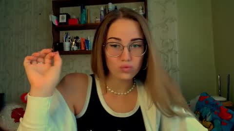 Snapshot of luxie_queen chatting on 09.30.25 Katie online show from 09.30.25