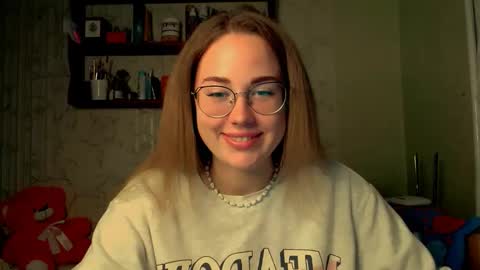 Snapshot of luxie_queen chatting on 10.04.25 Katie online show from 10.04.25