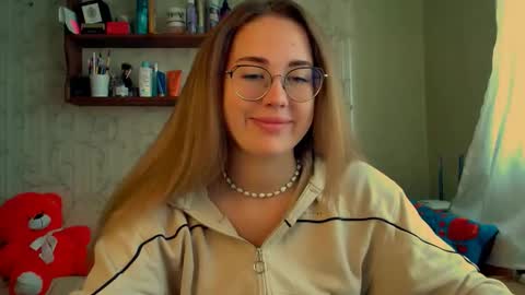 Snapshot of luxie_queen chatting on 10.06.25 Katie online show from 10.06.25