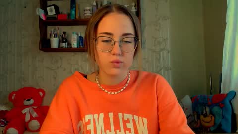 Snapshot of luxie_queen chatting on 10.07.25 Katie online show from 10.07.25