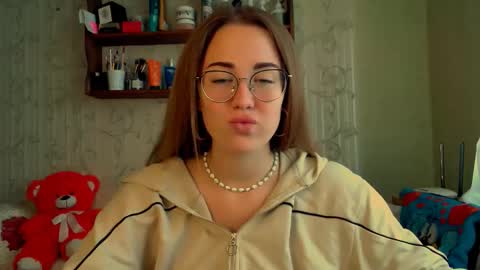 Snapshot of luxie_queen chatting on 10.09.25 Katie online show from 10.09.25