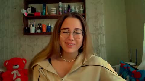 Snapshot of luxie_queen chatting on 10.10.25 Katie online show from 10.10.25