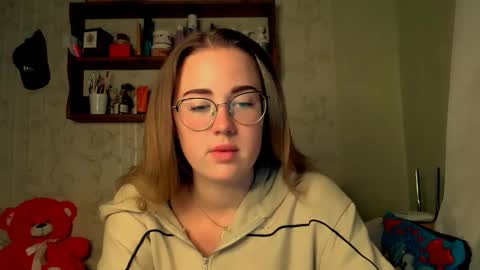 Snapshot of luxie_queen chatting on 10.12.25 Katie online show from 10.12.25