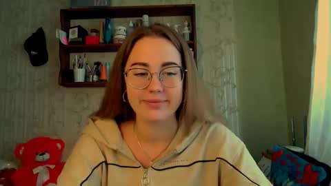 Snapshot of luxie_queen chatting on 10.18.25 Katie online show from 10.18.25