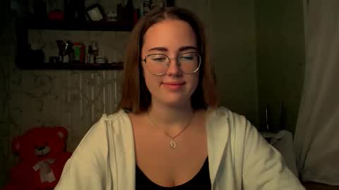 Snapshot of luxie_queen chatting on 11.23.25 Katie online show from 11.23.25