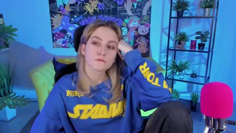 Snapshot of luxrayi chatting on 02.20.25 Ray online show from 02.20.25