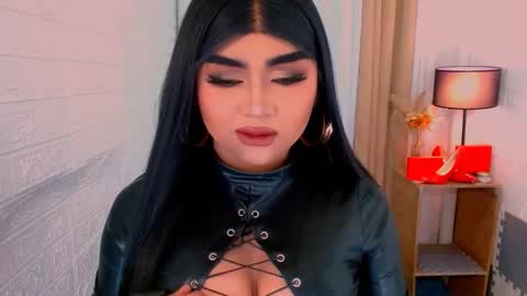 Snapshot of luxsasha chatting on 10.29.25 Sasha Blaire online show from 10.29.25