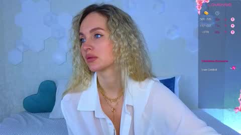 Snapshot of lynna_sparks chatting on 11.20.25 Lana online show from 11.20.25