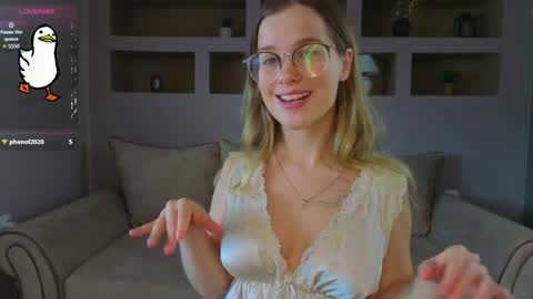 Snapshot of lynntiny chatting on 10.29.25 Lynn online show from 10.29.25